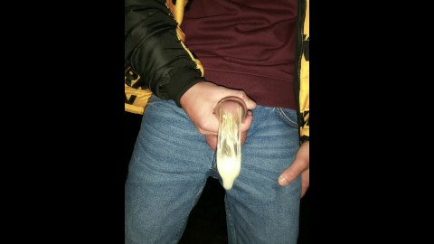 イケメンは精液で満たされたコンドームをさらに満たし、そのすべての精液を飲み込みます