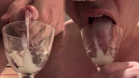 グラスに2回カミングして飲む-精子を食べる