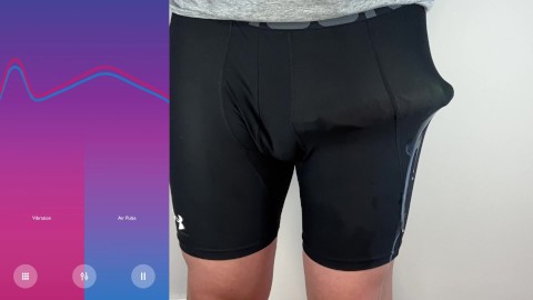 巨大なコックはタイトなパンツでアナルバイブレーターザーメンをハンズフリー